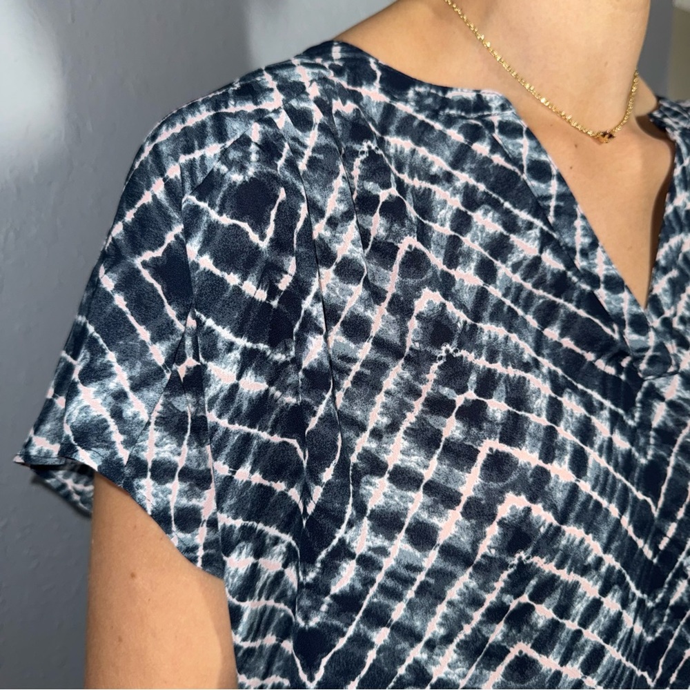 Banana Republic Women's Navy and Pale Pink Tie-Dye V-Neck Top Blouse
